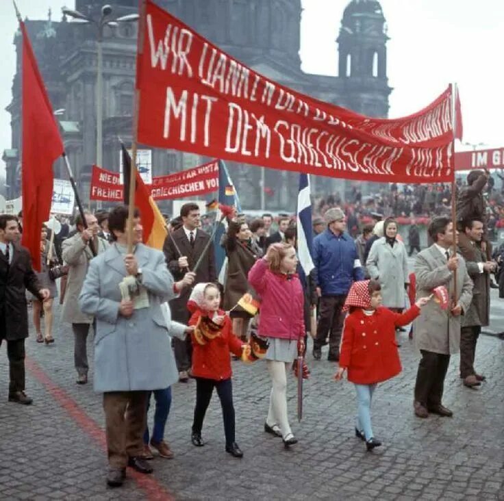 Компартия чехословакии. 1 Мая в ГДР. Первомай в ГДР. Митинг в ГДР 1989 Берлин. Коммунистическая партия ГДР.