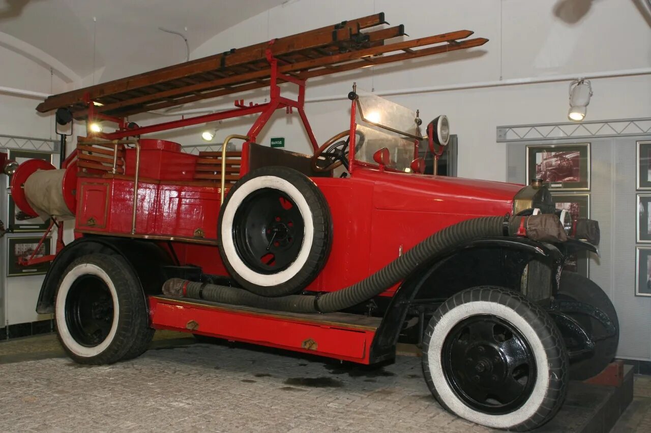 Первая пожарная машина. АМО-Ф-15 пожарный. АМО-ф15 бензовоз. Автомобиль АМО-Ф-15. АМО Ф 15 полуторка.