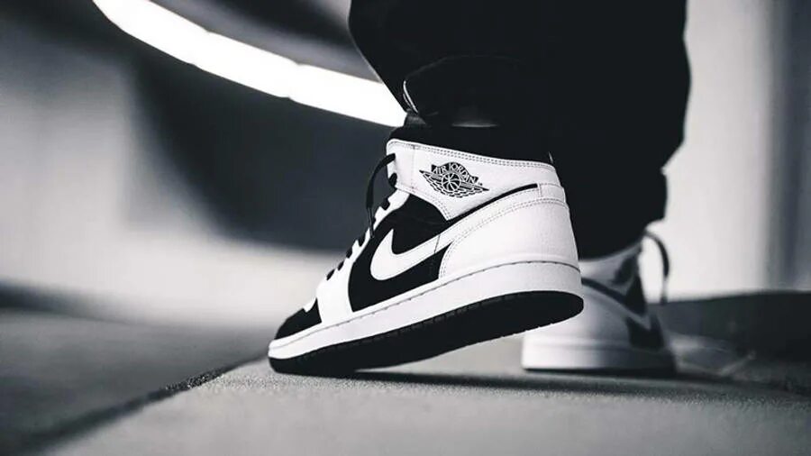 Джорданы 1 черные. Nike Air Jordan 1 Black White. Nike Air Jordan 1 Mid Black White. Nike Air Jordan 1 Mid White. Air Jordan 1 Mid Black White.