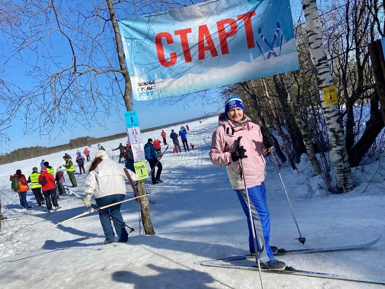 Лыжи в электричке. Орехово лыжная трасса. Орехово (посёлок при железнодорожной станции, ленинградская область). Токсово лыжная трасса труба. Лыжная стрела кассир.