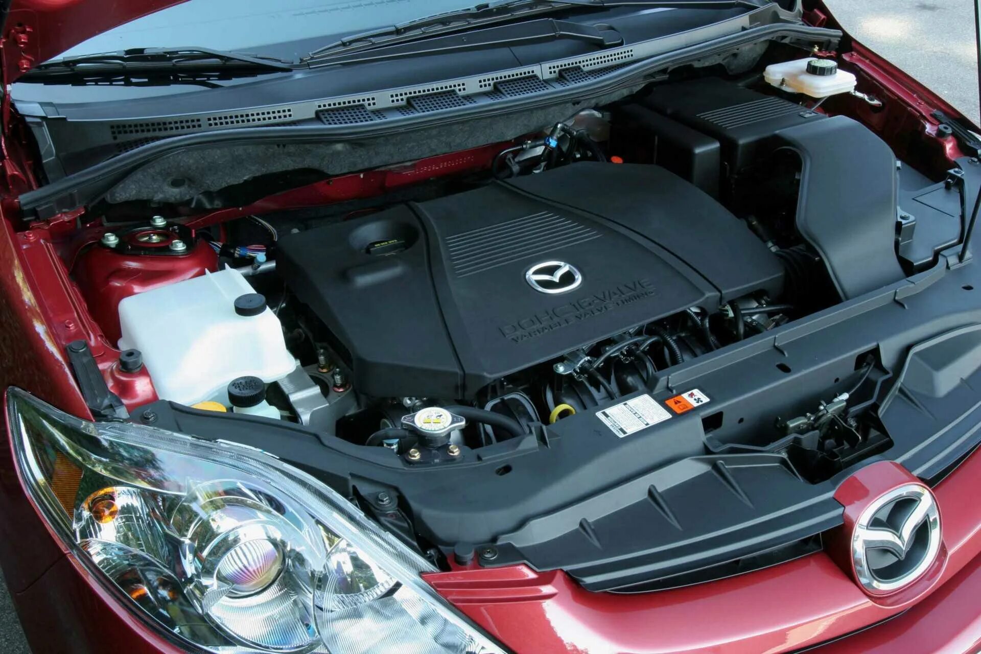 Мазда аксела масло в двигатель. Mazda 5 под капотом. mazda cx 5 под капотом. мазда 6 2007 под капотом. мазда 3 2005 под капотом.