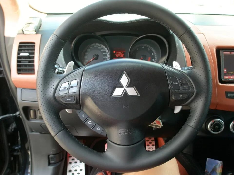 Mitsubishi outlander руль. Outlander 2007 руль. Руль Митсубиси Аутлендер XL. Mitsubishi Outlander XL руль. Руль на Аутлендер ХЛ 2007.