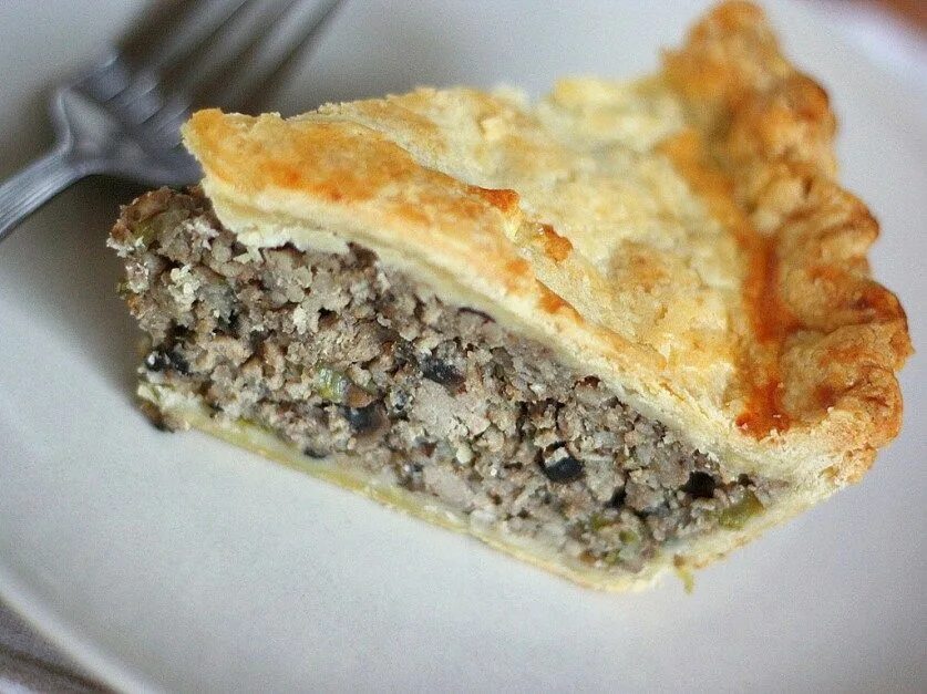 Квебекский мясной пирог. Канадская кухня пироги. Американский мясной пирог. Мясной пирог туртьер. Пирог с мясом.