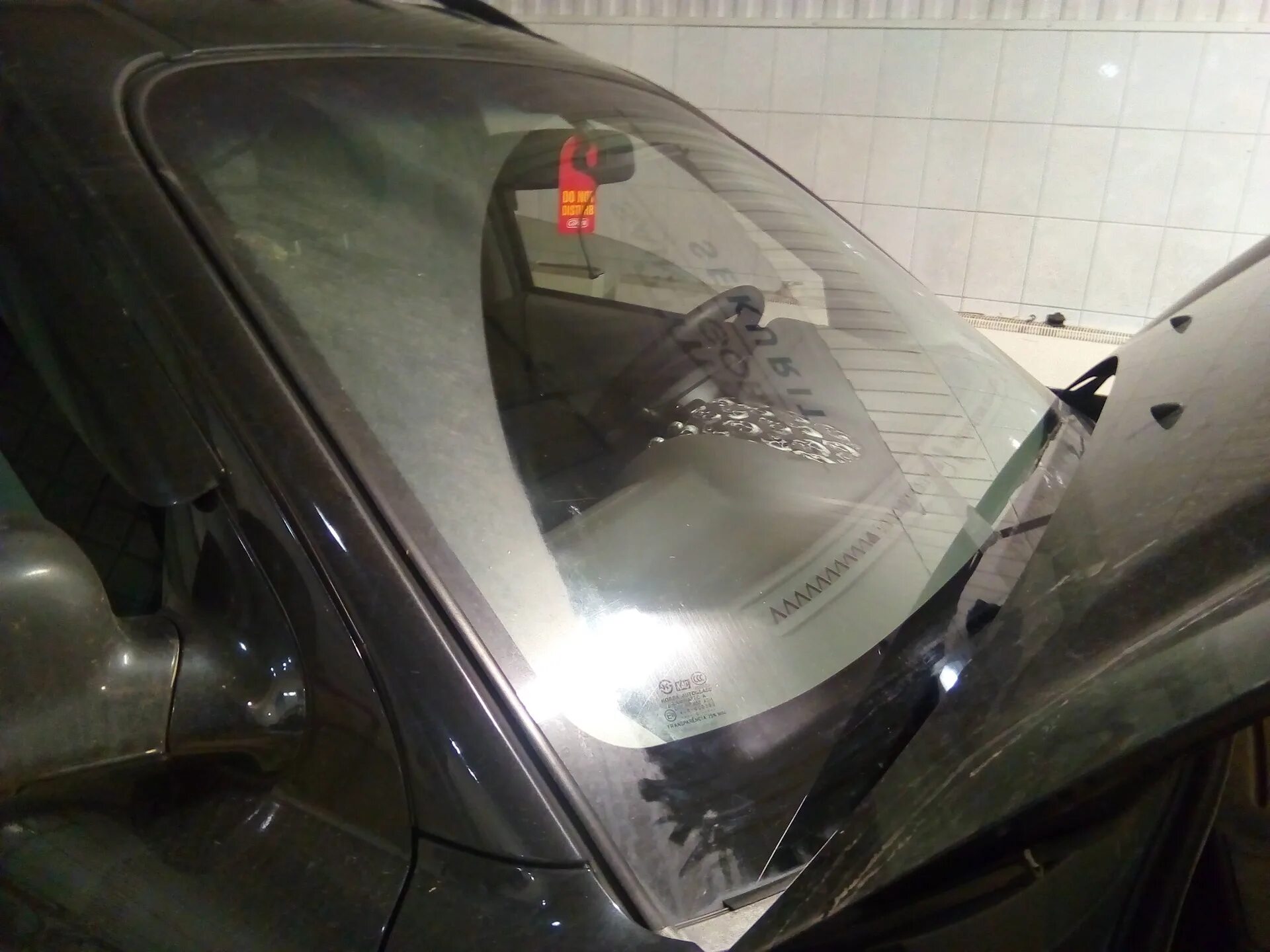 Санта фе замена лобового стекла. Замена лобового стекла мазда 3. Санта фе замена лобового стекла. Вклейка боковых стекол е39. Лобовое хендай санта фе 2006.