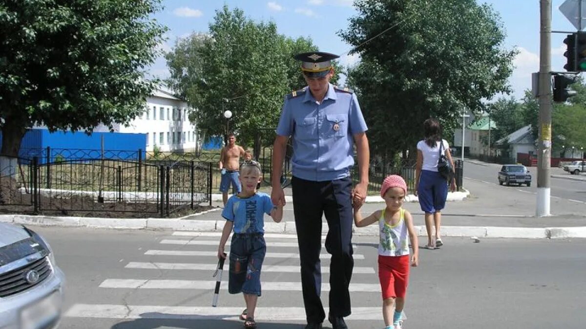 Инспектор и дети на дороге. Дети переходят дорогу. Милиционер для детей. Милиционер на дороге для детей.