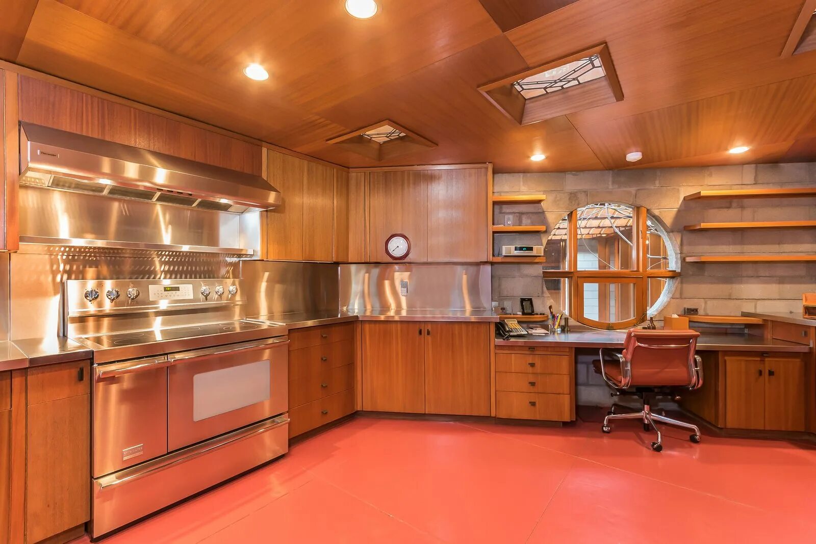 Frank kitchen. Кухня на улице. Сургут ресторан китчен. Ресторан франк сургут. Frank remodel.