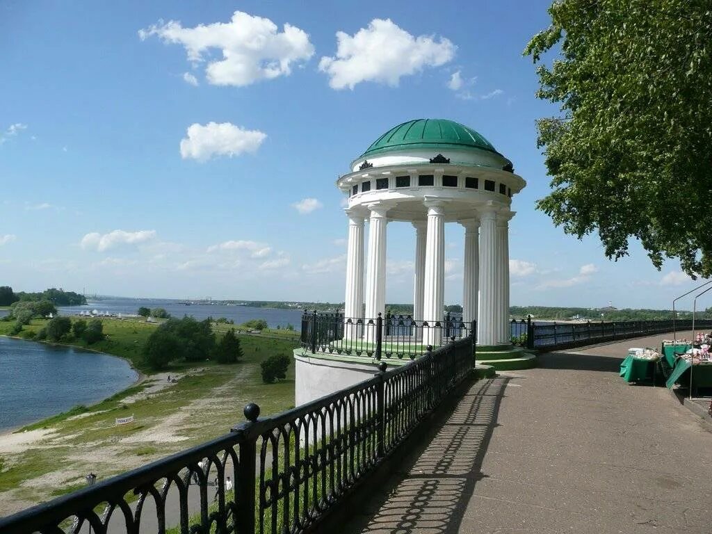 Беседки на набережной. Беседка на Волжской набережной Ярославль. Волжская набережная Ярославль. Ротонда Волжская набережная. Ярославль Ротонда на набережной.