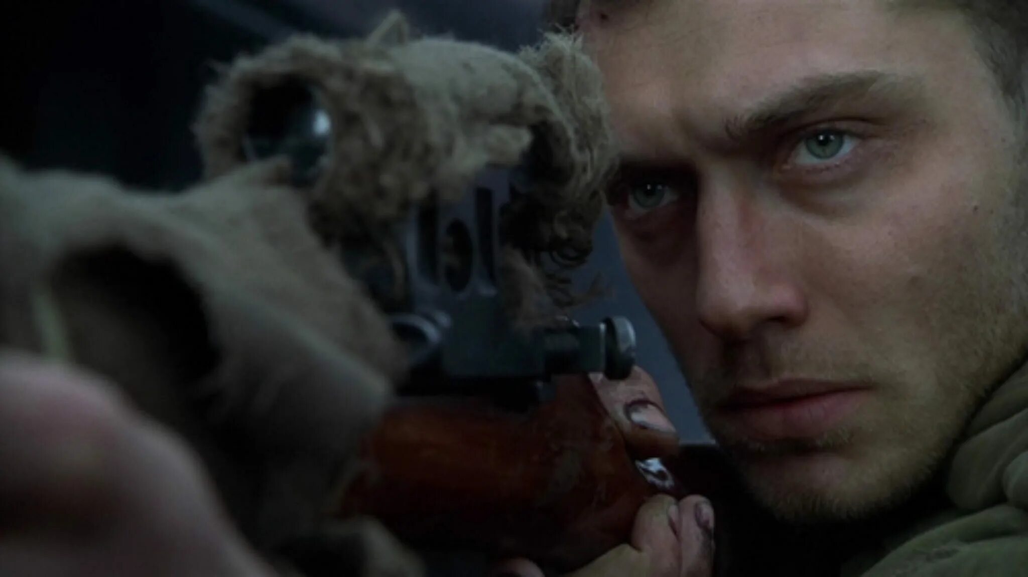 The enemy came. Враг у ворот фильм 2001. Джуд Лоу Василий Зайцев. Джуд Лоу Сталинград. Джуд Лоу враг у ворот.