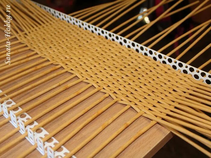 Станок для плетения корзин. Станок для плетения газетными трубочками. Станок для плетения из бумажной лозы. Станок для бумажной лозы. Станок для плетения из лозы.