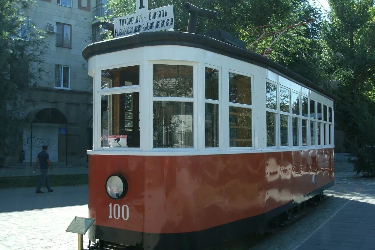 Старый трамвай волгоград памятник. Памятник первому трамваю в казани. Блокадный трамвай памятник автово. Трамвай-памятник (советск). Памятник блокадному трамваю в санкт-петербурге.