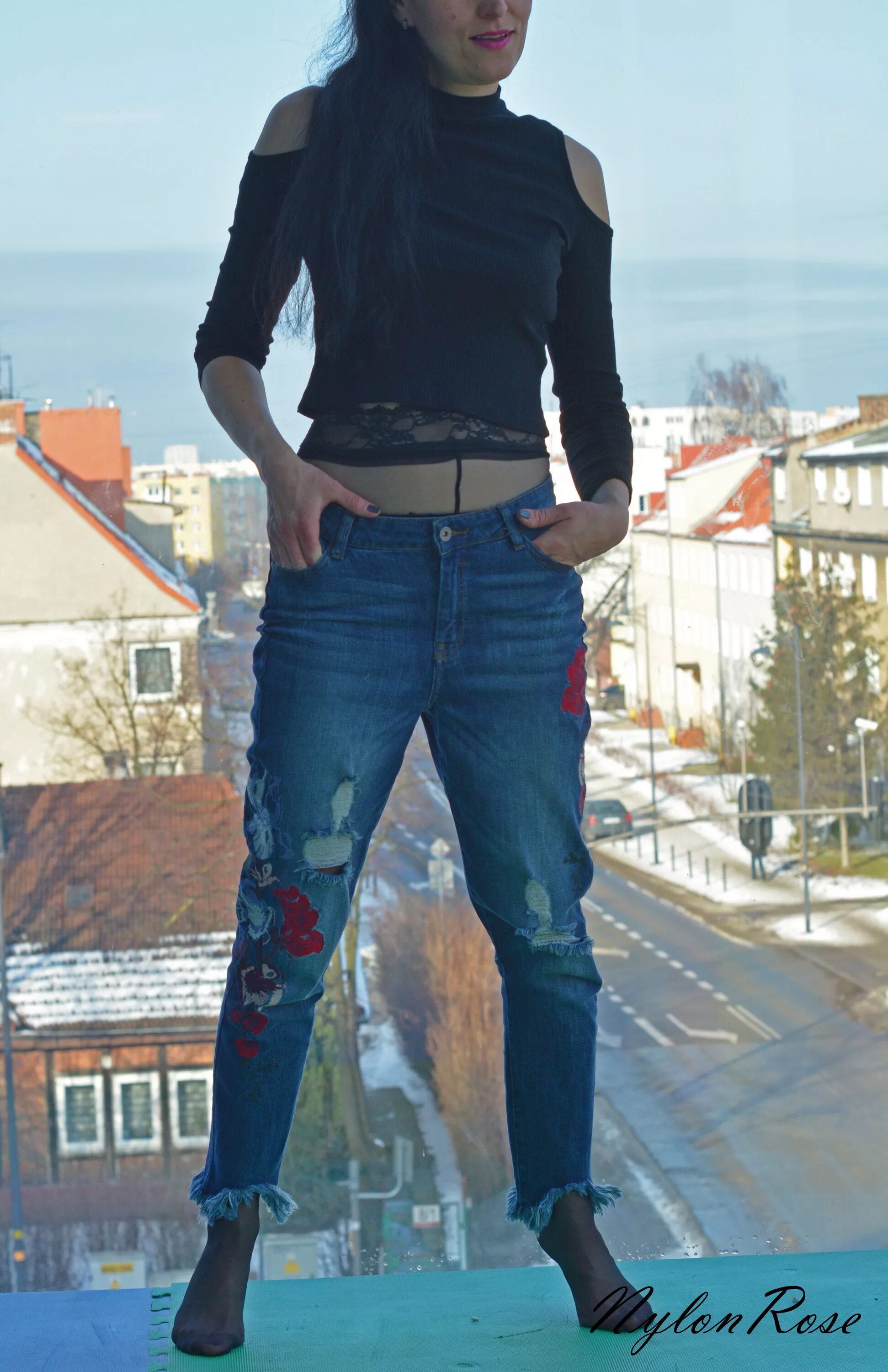 Капроновые колготки под джинсы. Девушки в черных колготках. Одевает колготки под джинсы. Колготки под джинсами. Колготки под брюки.