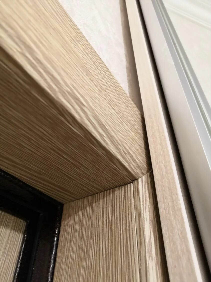 Отделка откосов входной двери мдф. Широкий добор двери. Междукомнытная дверей с доборыми. Доборы для дверей волховец. Двери с широкими доборами.