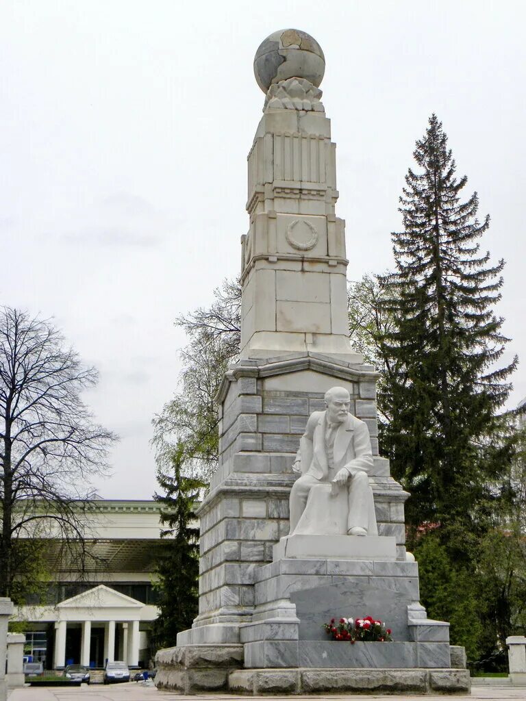 Памятник ленину в уфе. Сквер ленина уфа. памятник ленина в уфе. статуя ленина уфа. памятник ленину в сквере ленина.