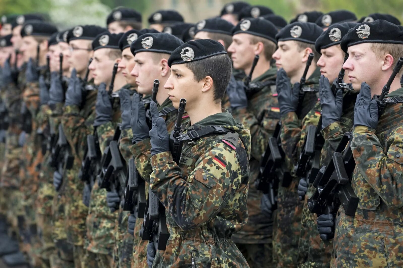 Бундесвер 1995. Солдат бундесвера. Немецкая армия бундесвер. Бундесвер 2022. Армия бундесвера.