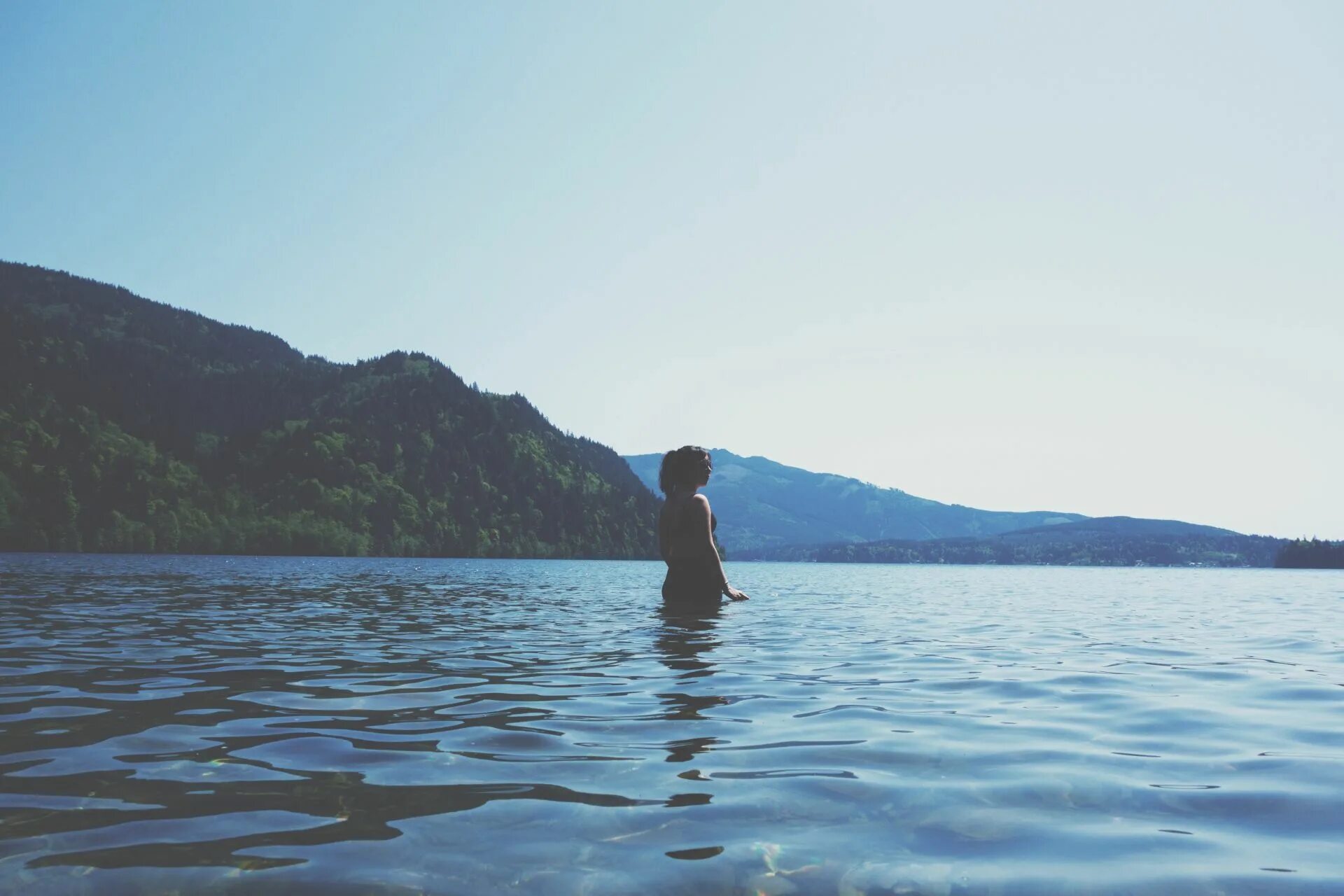Swimming at the lake\. Swim in the lake. Кран на озере летающий. Девушук аплавает в море. Кто такая на озере.