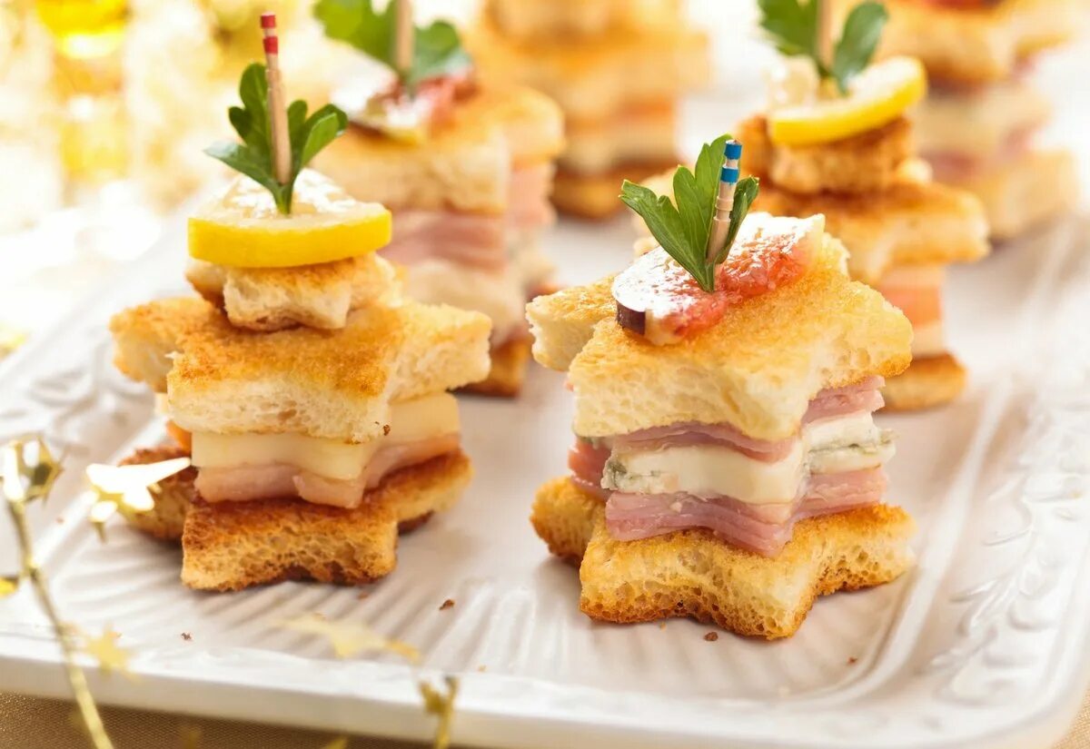 Рецепт вкусных бутербродов для фуршета. Бутерброды с сыром на фуршет. бутерброды с ветчиной на праздничный. сэндвич ветчина и сыр на фуршет. мини бутерброды с паштетом для фуршета.