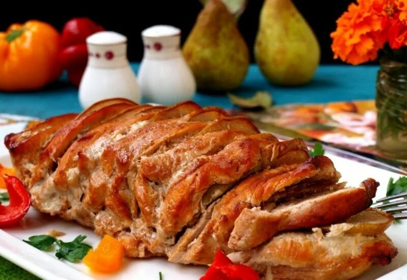 Как приготовить мясо индейки. Запеченное филе индейки. филе индейки запеченное в духовке. грудка индейки запеченная. индейка в духовке сочная и мягкая.