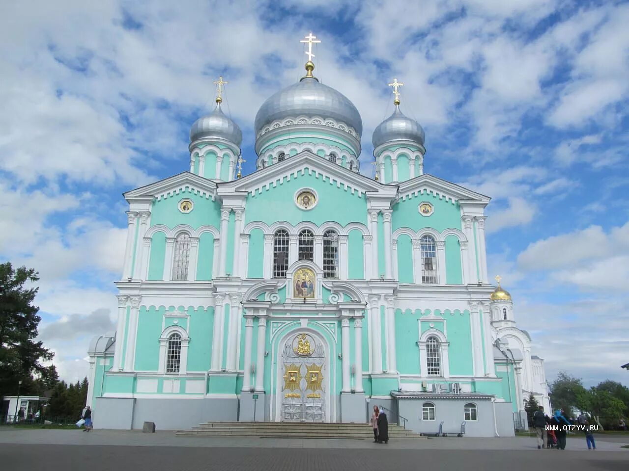 Свято троицкий дивеево. Свято-Троицкий Серафимо-Дивеевский монастырь. Дивеево Свято Троицкий Серафимо Дивеевский. Троицевский храм Серафимо Дивеевского монастыря.