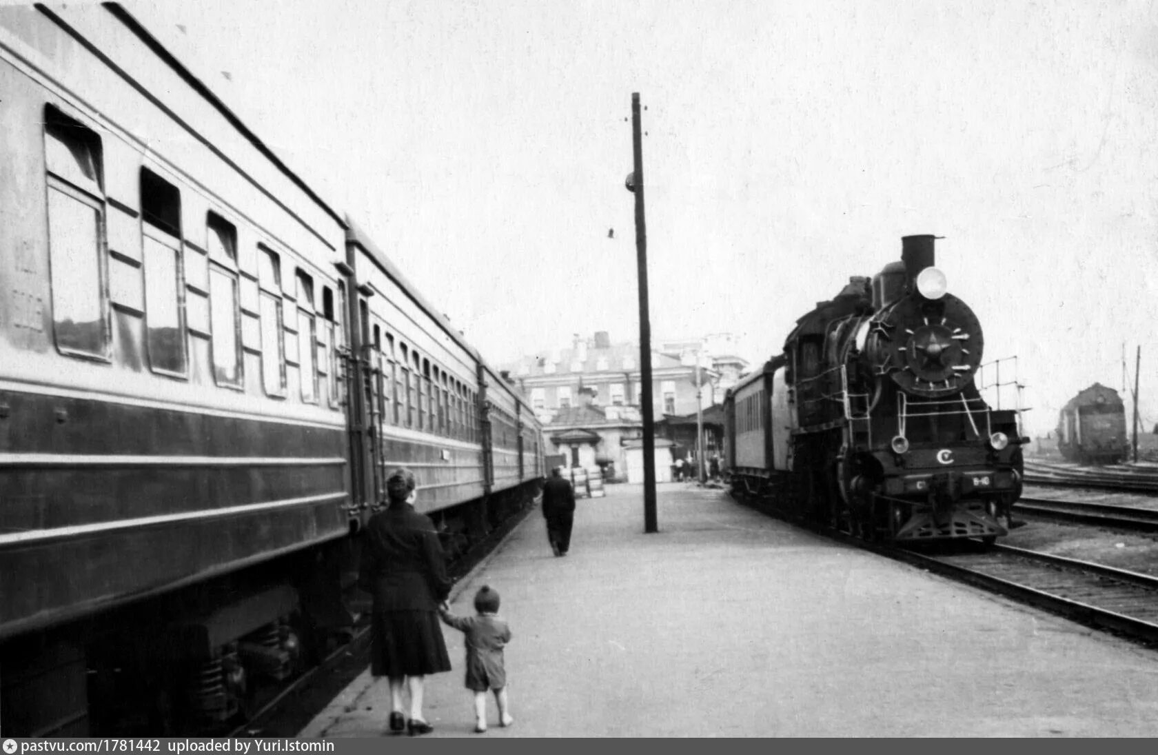 Включи старая станция. Перрон вокзала Рыбинск. ЖД вокзал Рыбинск перрон. Рыбинск вокзал 1970. Перрон вокзала 1940.