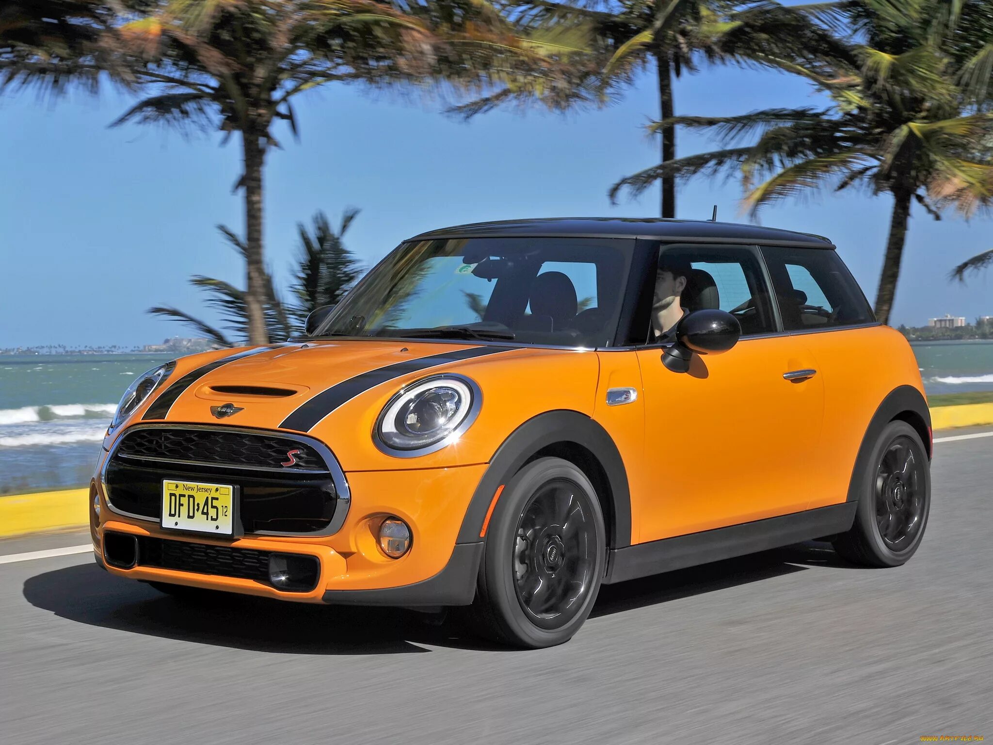 Mini Cooper s f56. Mini Cooper f56 2014. Мини Купер 2018 Hatch. Мини Купер r56 желтый.