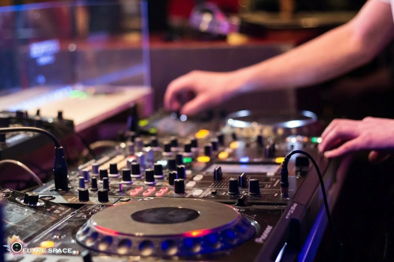 Диджей в ресторане. Диджейский стол в баре. Рестораны с диджеем. Рестораны с диджеем. Диджейский стол стойка.