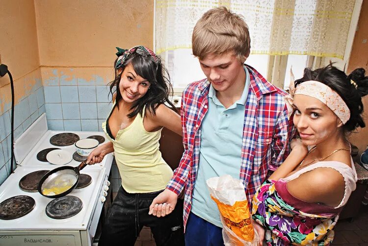 парень изменил в общаге. бриана эвиган крик в общаге. студенческая вечеринка. парень изменил в общаге. студенты в общаге.