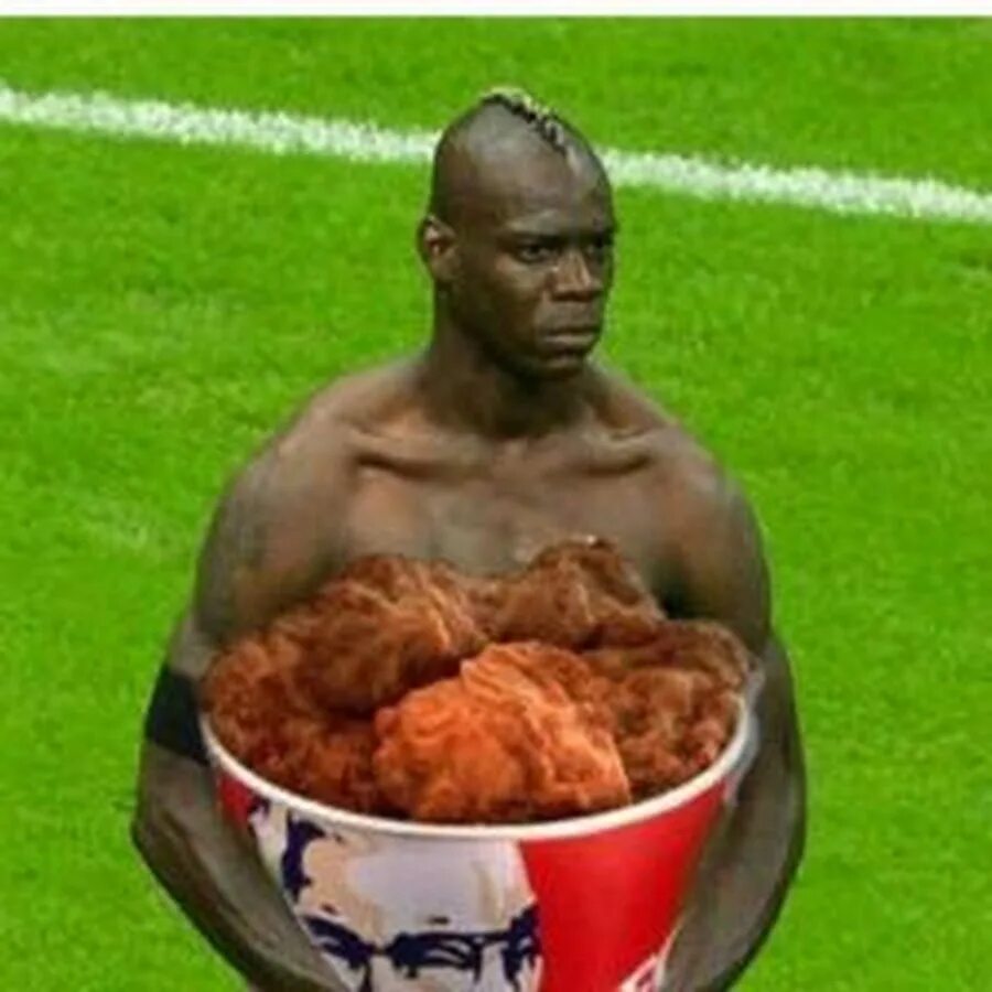 Негр KFC. Нигер KFC. Чернокожий ест