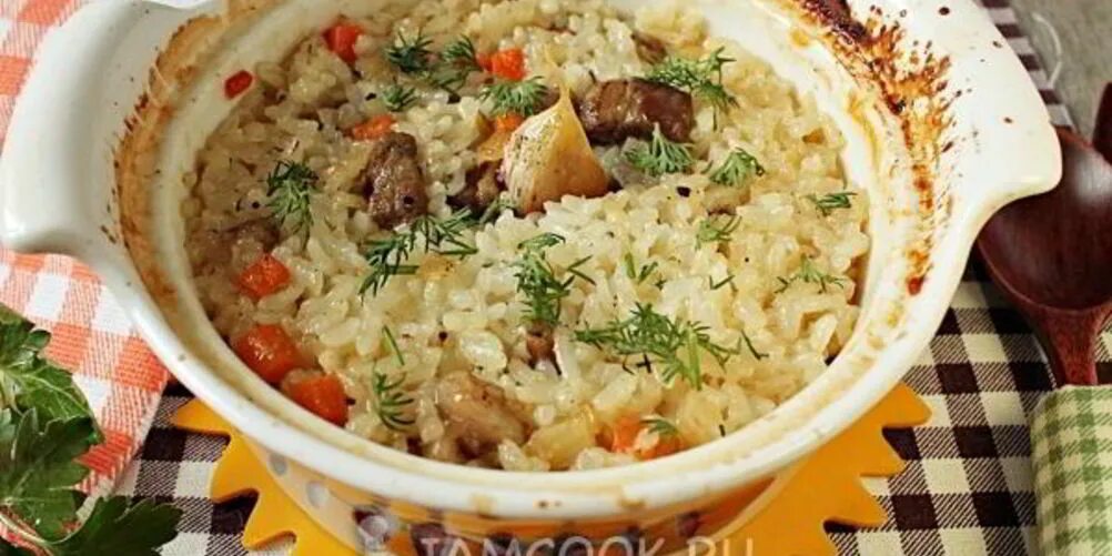плов в горшочке. рецепт рис с мясом в горшочках. плов в горшочках в духовке. рис с мясом в горшочках в духовке рецепты с фото. рис в горшочках в духовке с мясом.