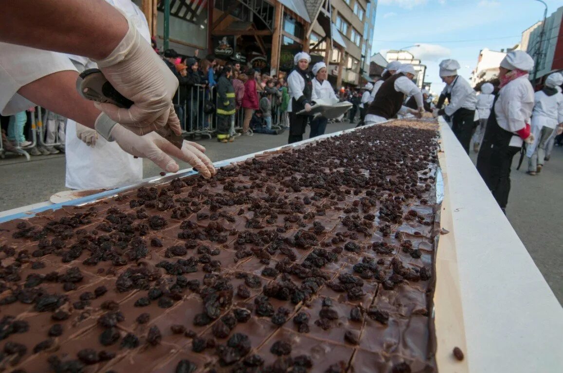 Шоколад бол. Гигантский шоколад. Огромная плитка шоколада. Гигантская шоколадка. Самая большая шоколадка.