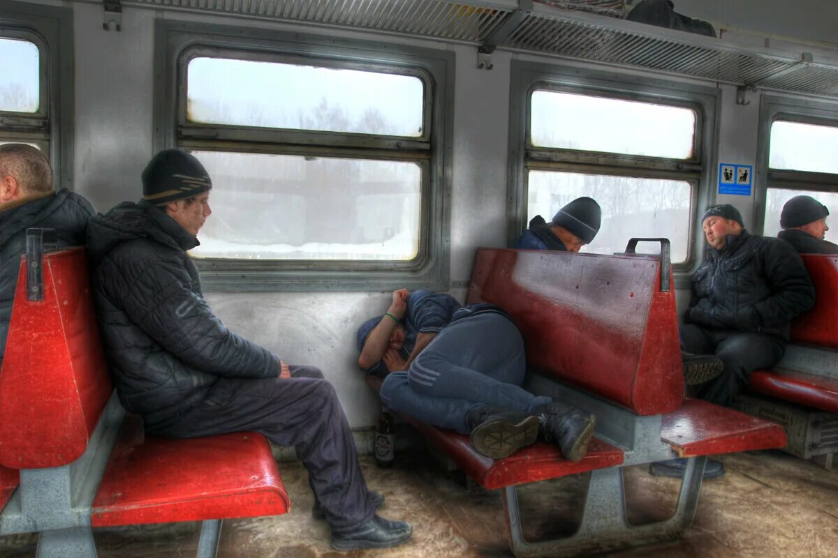 Поезд. Электричка. Плацкарт с людьми. Электричка. В шумном вагоне.