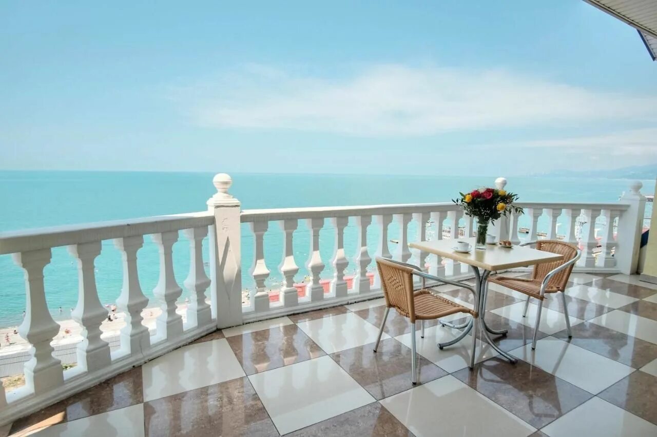 Черное море пляж адлер. Вид на сочи с яхты. Адлер берег моря. Набережная сочи обои на рабочий. Парусная доска.