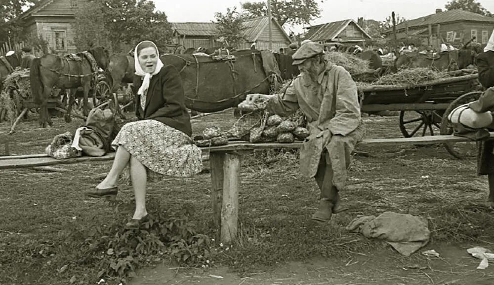 Фотоархив. Георгий Скворцов фотограф. Рынок в Краснослободске, 1952. Колхозники в лаптях 1961 год. Лапти в СССР.