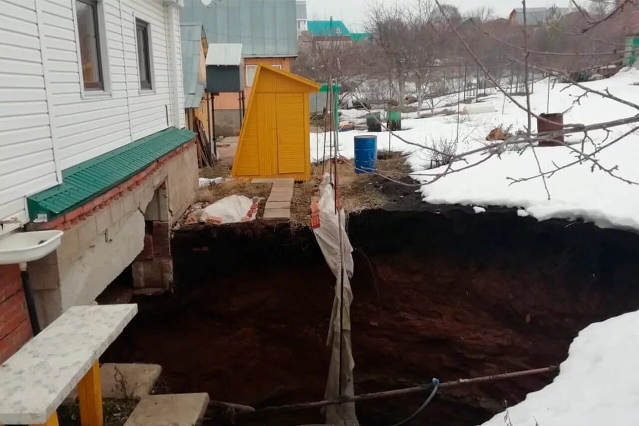 Грунт проваливается. Обвал грунта в уфе. просадка грунта. просел грунт на участке. проседание грунта в земле.