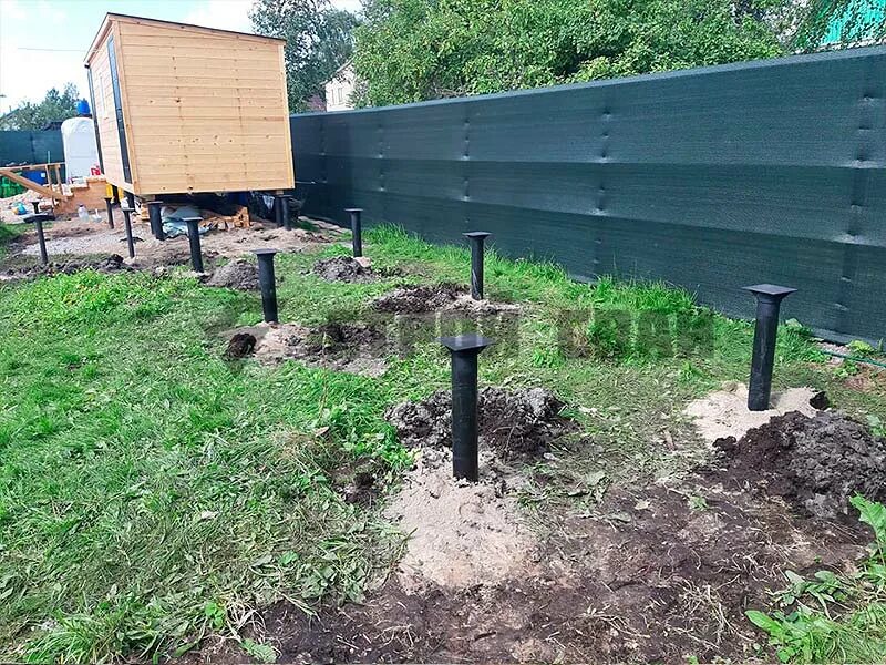 Сарай на винтовых сваях. Песок под бытовку сваи. Бытовка на винтовых сваях. Фундамент на винтовых сваях 3х6. Какие сваи под бытовку.