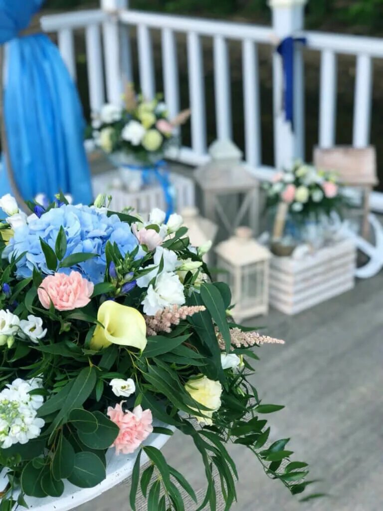 Цветочный магазин букеты. Композиция из цветов в коробке. Цветочный магазин камелия. Камелия тверь. Омск цветочный магазин камелия.