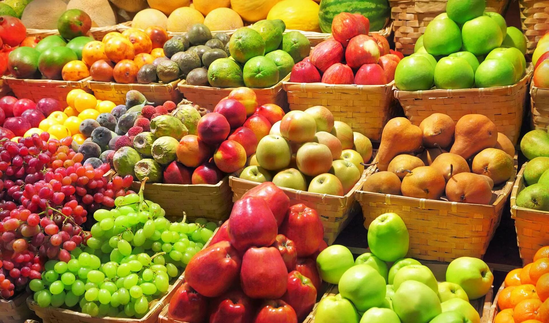 Мева ва сабзавотлар. Овощи и фрукты. Прилавок с фруктами. Ассортимент фруктов и овощей.