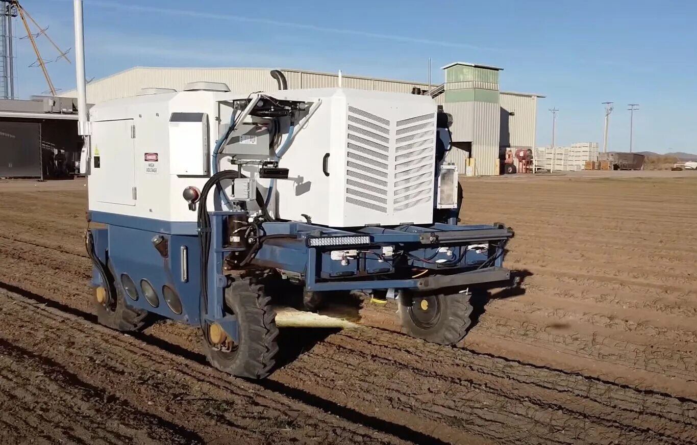 С помощью какого устройства робот уничтожал сорняки. Лазерный робот carbon robotics. weeder carbon robotics. роботы в сельском хозяйстве. робототехника в сельском хозяйстве.