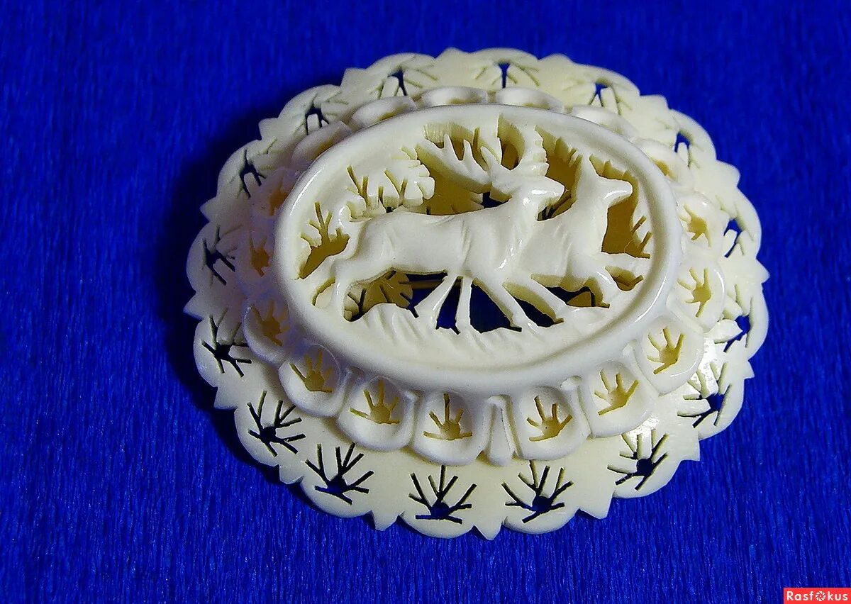 брошь кость. роза из кости. обрамление монеты. как раздобыть брошь монеты из слоновой кости. брошь слон из слоновой кости.