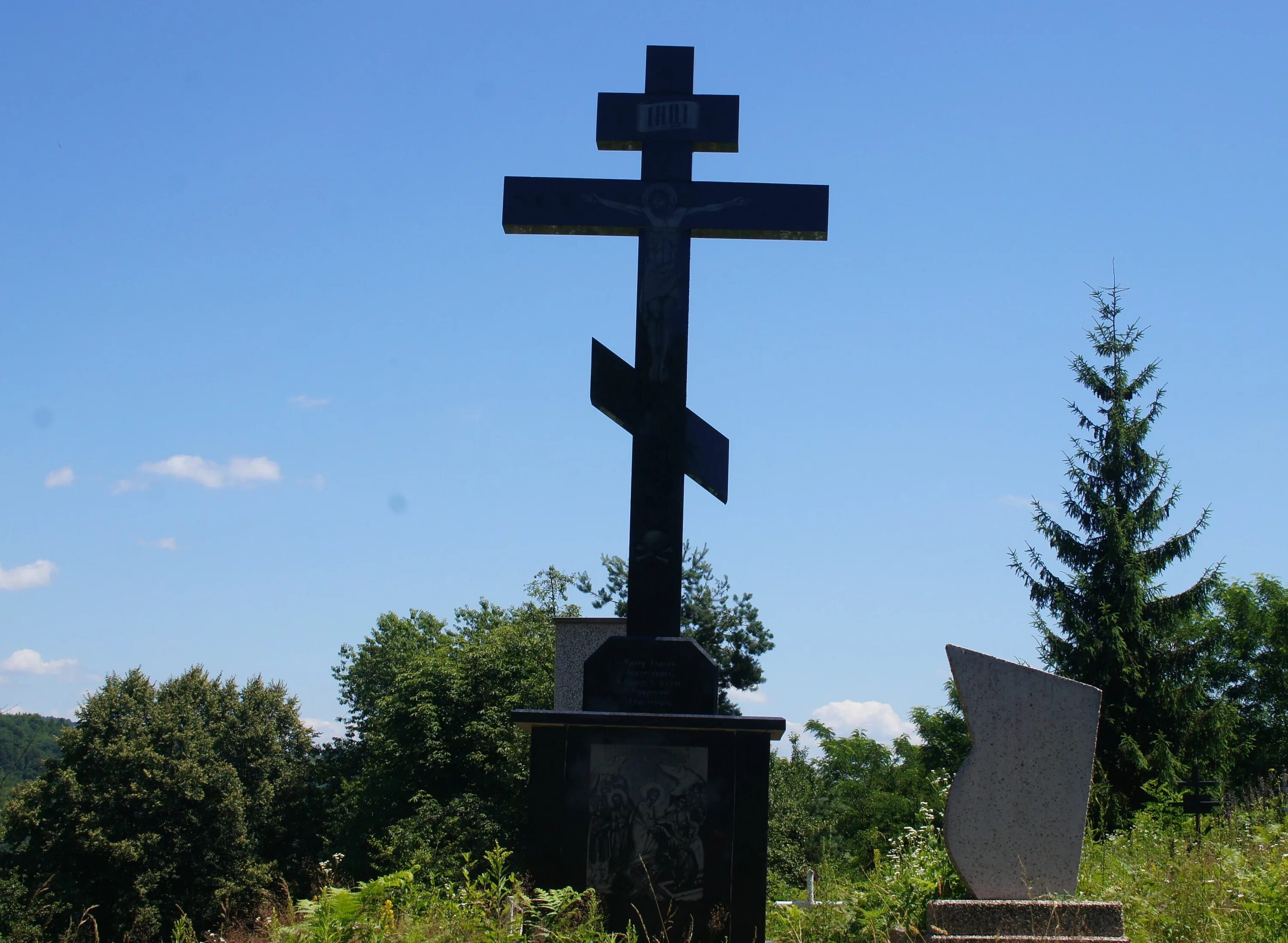 Похороненный крест. Погост кладбище кресты. Поклонный крест на Всесвятском кладбище. Крест на могилу. Кладбищенский крест.