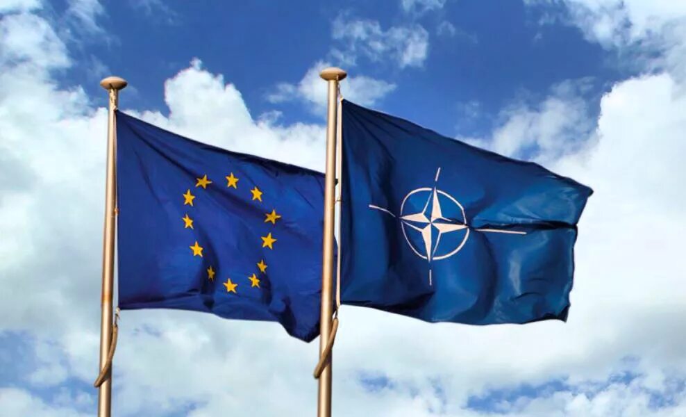 Нато собирает. ЕС И НАТО. НАТО И Европейский Союз. Флаг НАТО И ЕС. Флаг НАТО И Евросоюза.