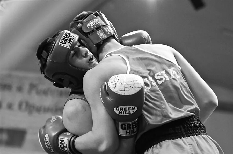 Клинч в боксе. Тайский клинч. Мэнни пакьяо флойд мейвезер фото. Бокс объятия. Дэн хендерсон федор емельяненко полный бой.