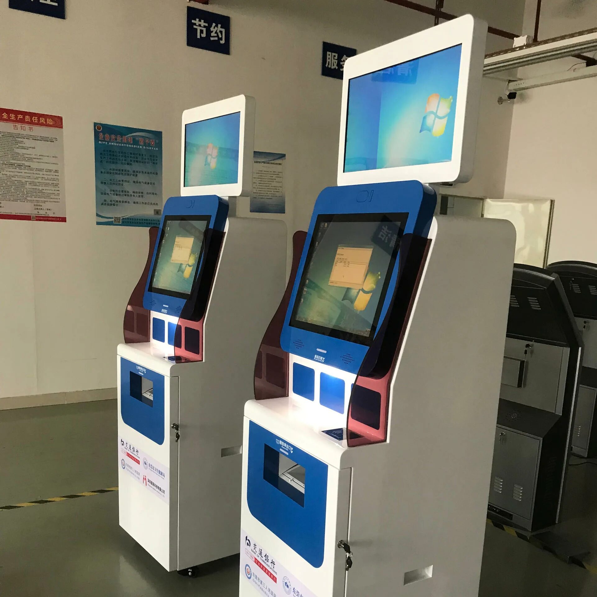 Киоск оплаты электричества. Lcd киоск. Киоск оплаты. Навесной киоск с монитором 10 дюймов. Атм инфокиоск в европе.