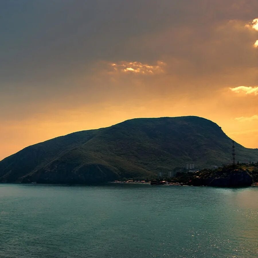 Гора аюдаг в крыму. Гора в крыму аю. Аю-даг медведь-гора. Гора в крыму аю. Гора медведь в крыму.