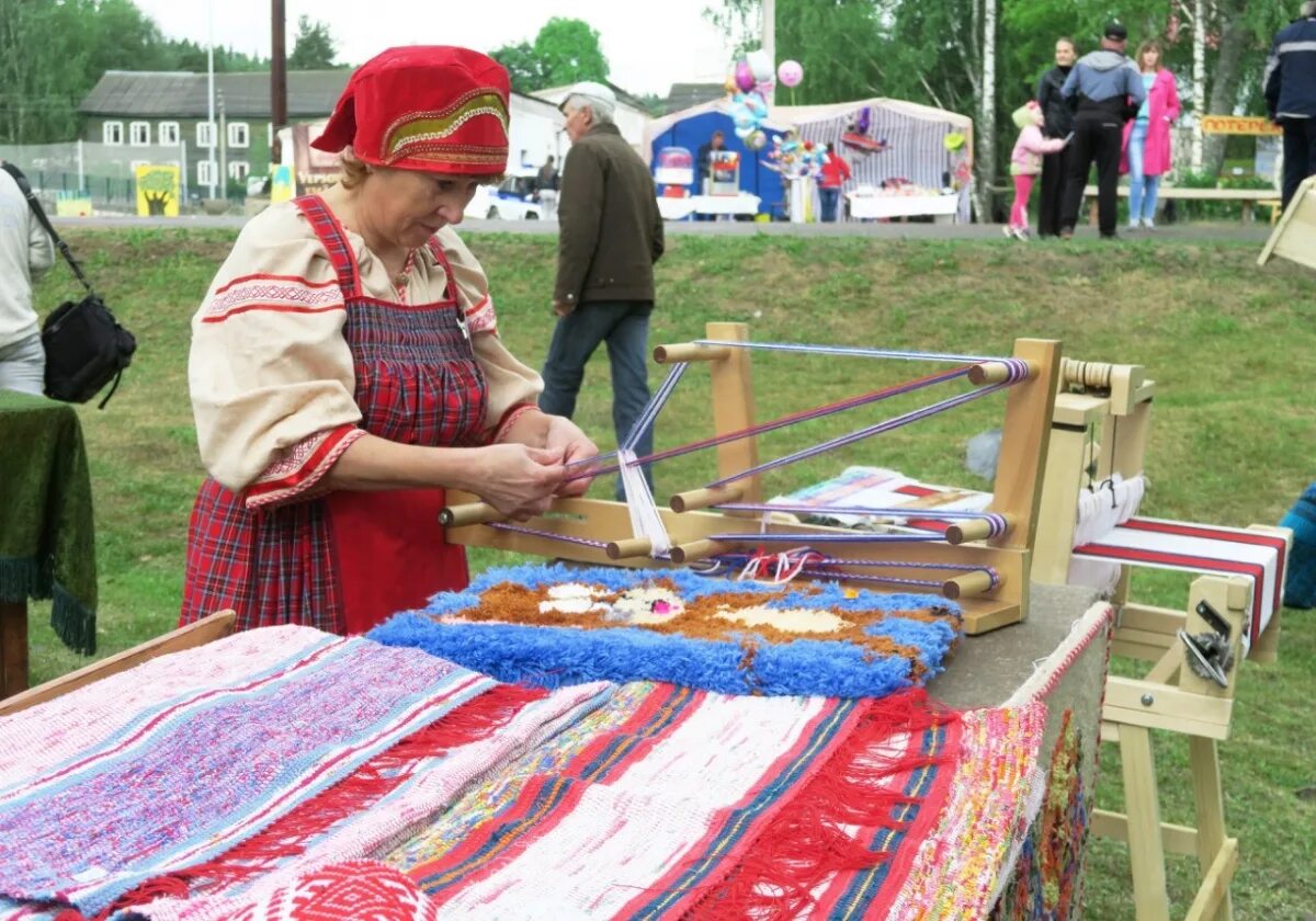 Вепсы народ традиционные занятия. Ткацкий станок в древней руси. Национальный костюм вепсы, ижоры, водь. Традиционные занятия вепсов. Музей вепсской культуры тервеничи.
