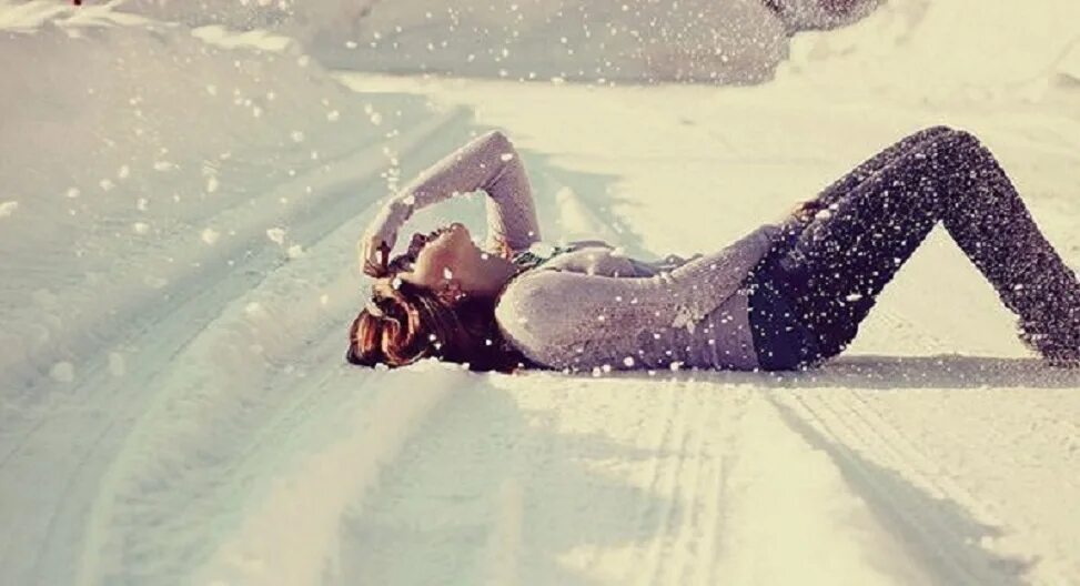 Метель. Белая вьюга. Расставание зимой. Метель любовь. Девушка в снегу.