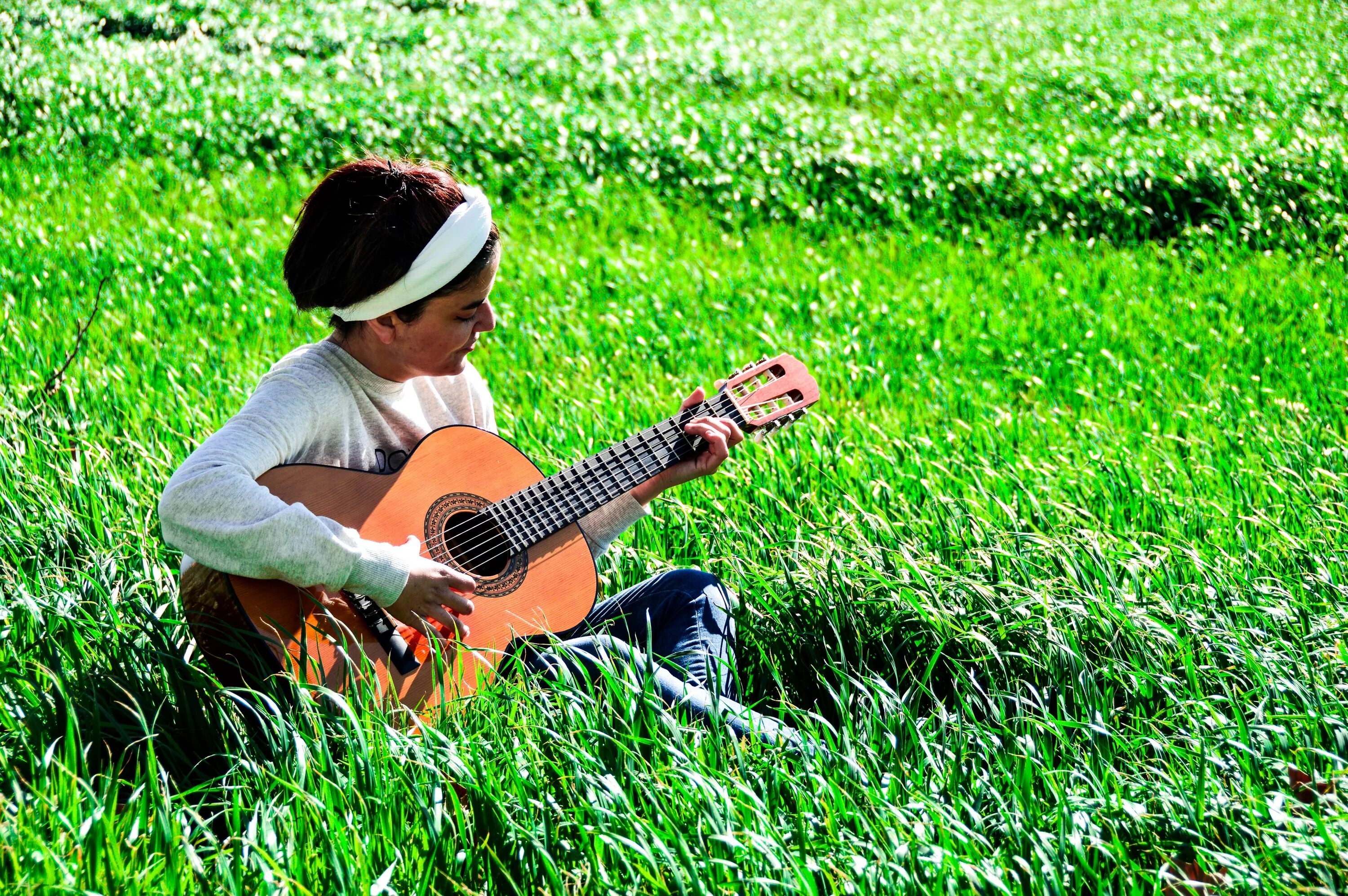 Сыграть на гитаре в траве. Фотосессия с гитарой на природе. Девочка с гитарой. Девушка с гитарой на траве. Гитара на природе.