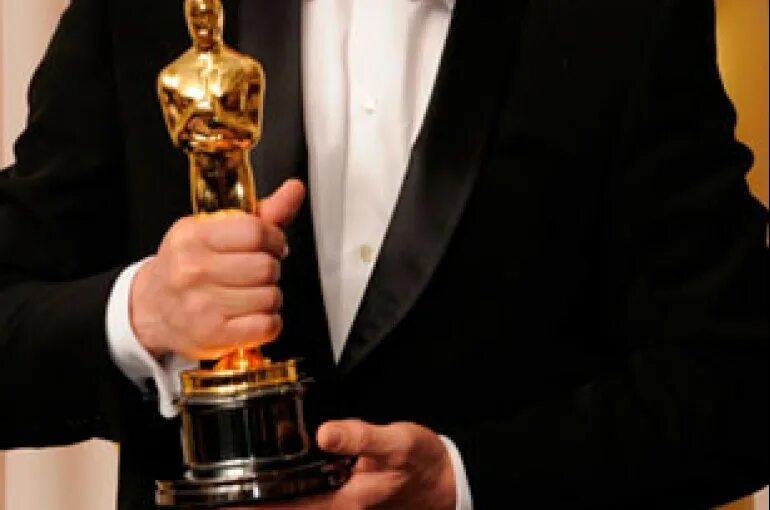 Киноакадемия Оскар. Оскар в руках. Что держит в руках Оскар. Рука вручает Оскар.