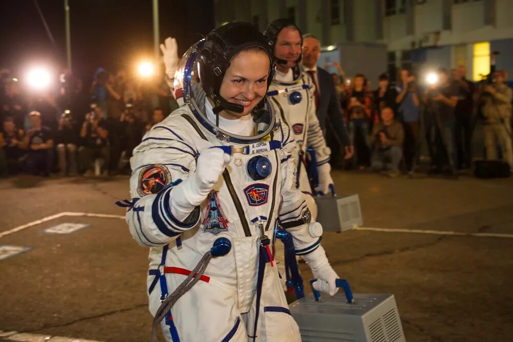 Космонавт на вднх. Серова елена владимировна космонавт. елена серова в космосе. елена олеговна серова в космосе. елена серова полет в космос.