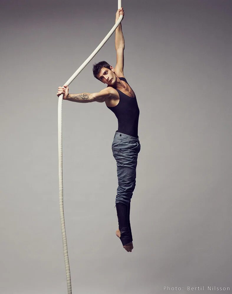 Элементы на канате. Девушка на полотнах. Элементы на канате. Воздушная гимнастика на веревках. Гимнастка на канате.