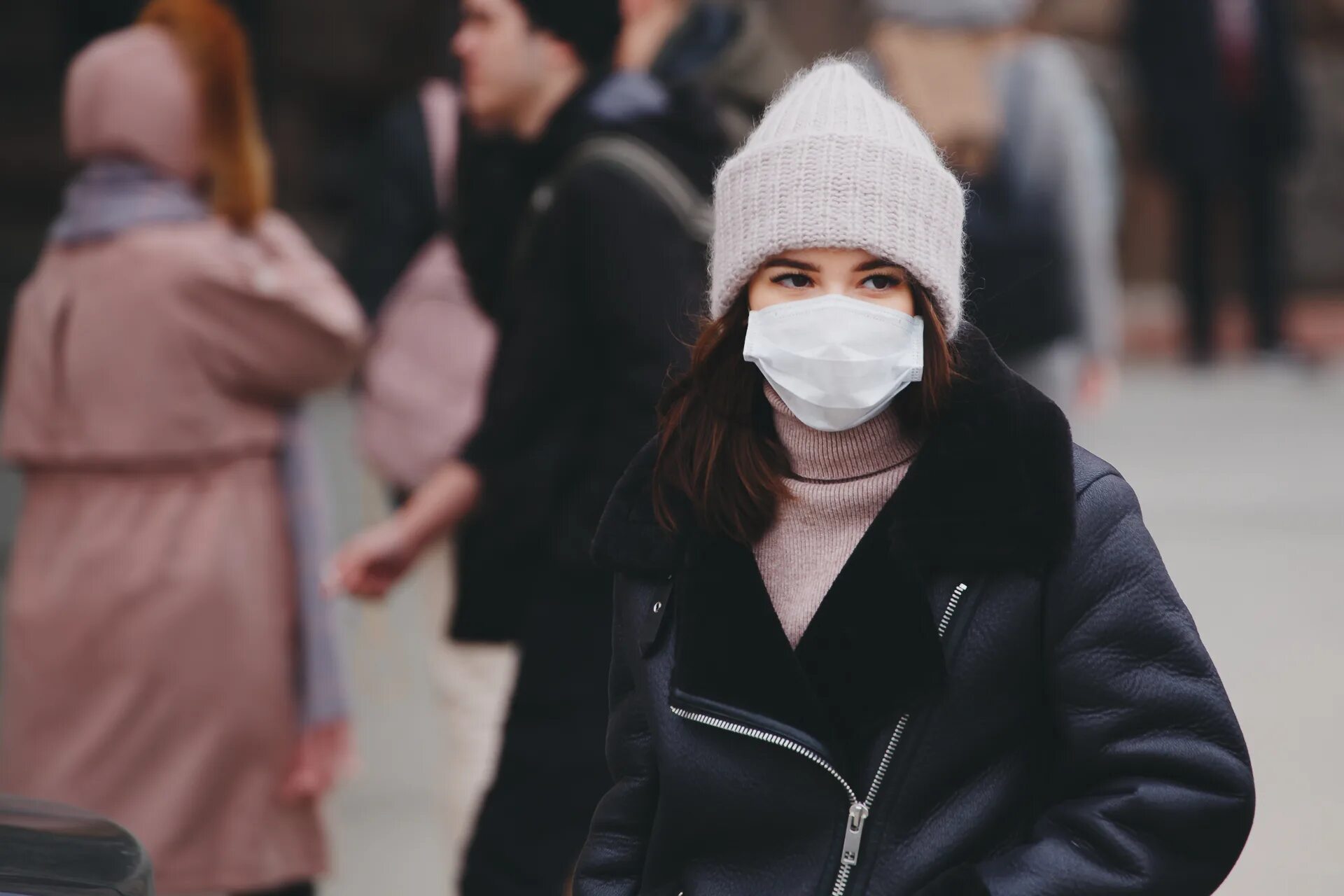 люди в общественном транспорте. медицинскую в общественных местах. люди в маршрутке в масках. маски в общественных местах. зурабишвили в маске.